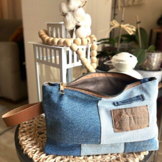 Denim El Çantası – Deri Detaylı Patchwork Clutch