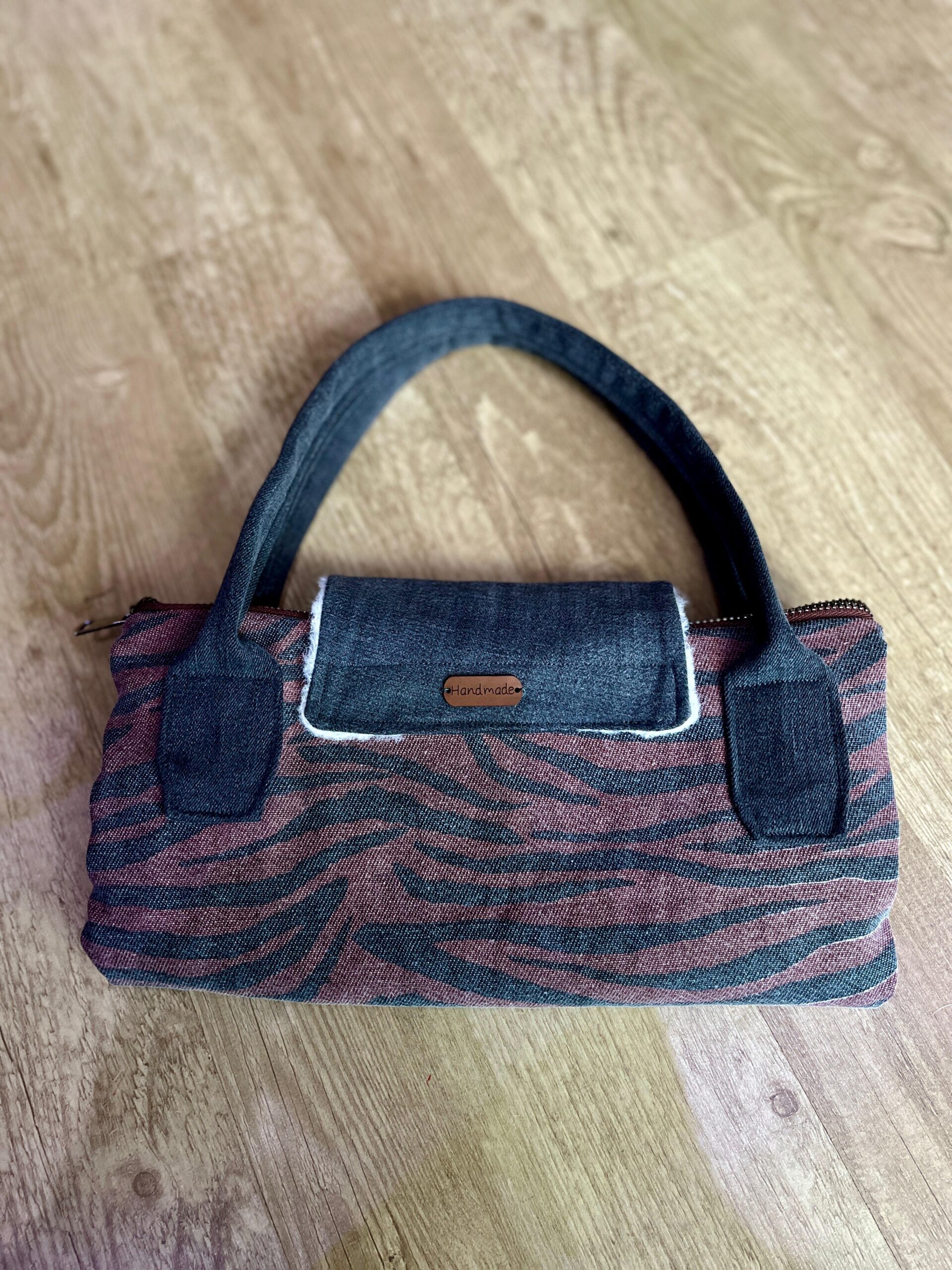Kiremit Zebra Desen Longchamp Stil Çanta – Siyah Astarlı kapalı arka