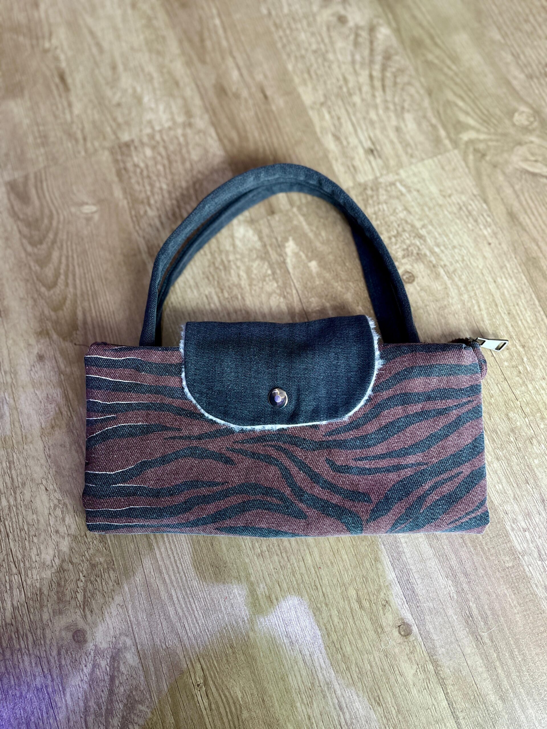Kiremit Zebra Desen Longchamp Stil Çanta – Siyah Astarlı kapalı ön