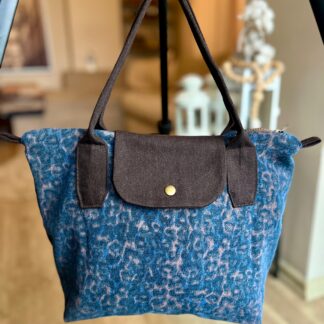 Lacivert Leopar Desenli Longchamp Stil Çanta – Kahve Saplı ön