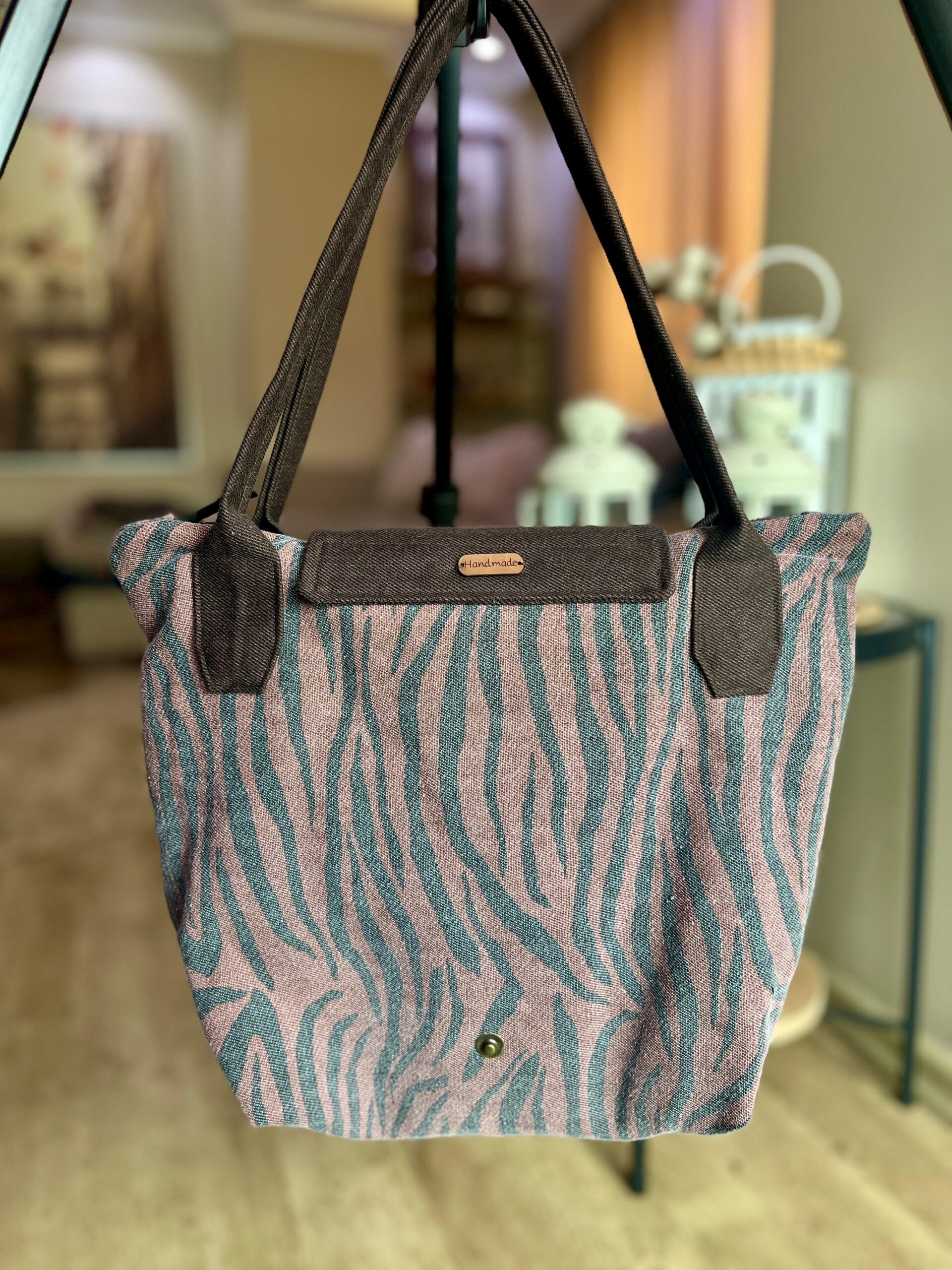 Patchwork & Zebra Desenli Denim Longchamp Stil Çanta – Kahverengi Saplı arka