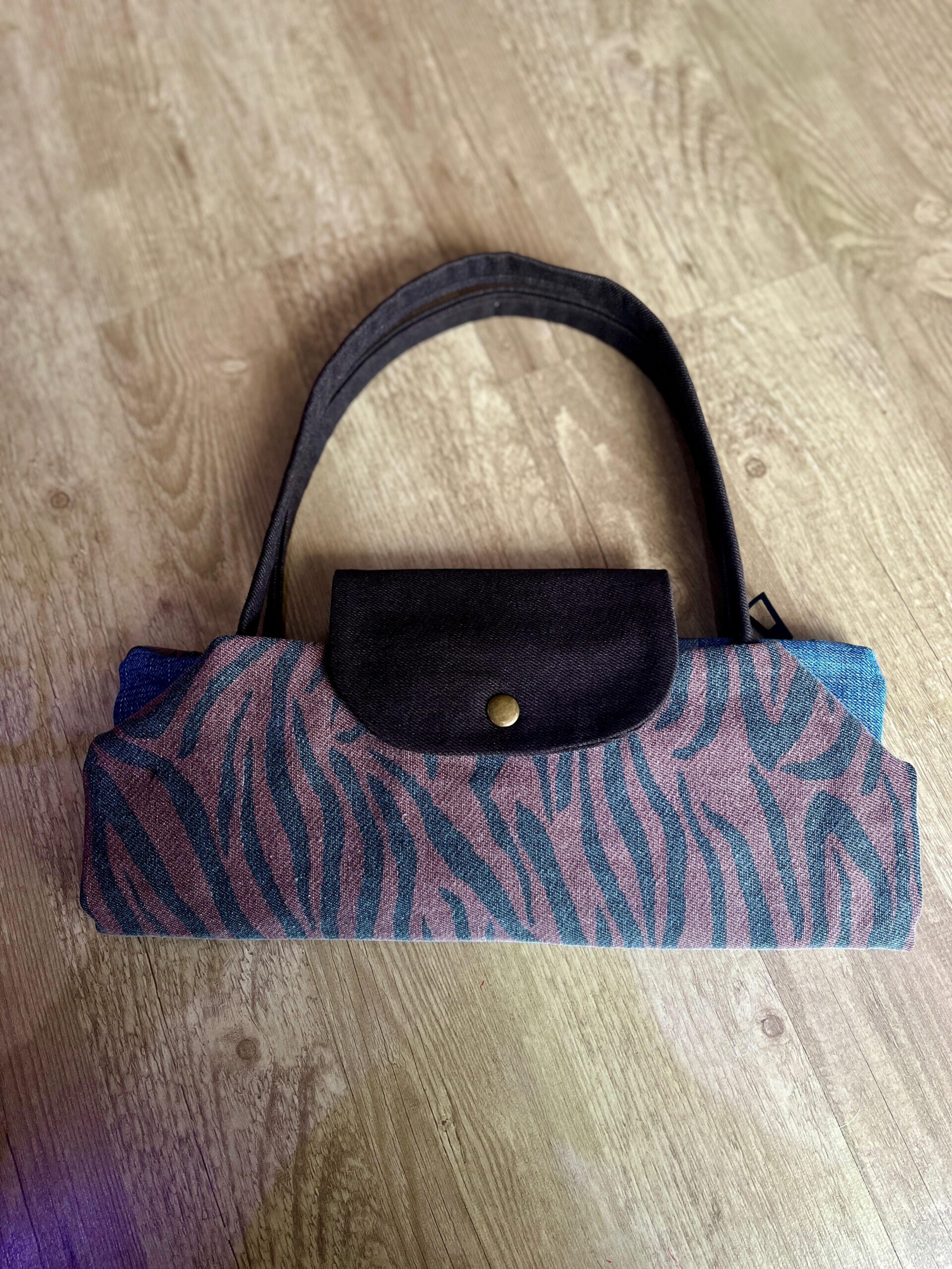 Patchwork & Zebra Desenli Denim Longchamp Stil Çanta – Kahverengi Saplı kapalı ön