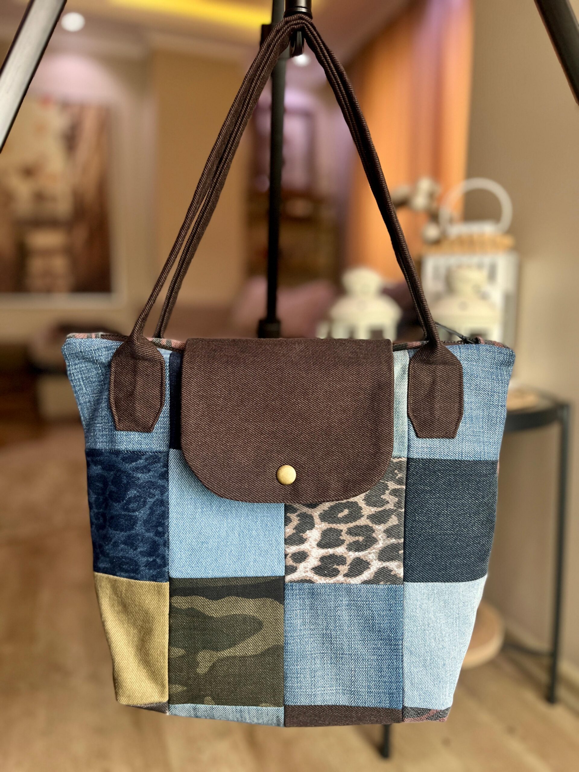 Patchwork & Zebra Desenli Denim Longchamp Stil Çanta – Kahverengi Saplı ön