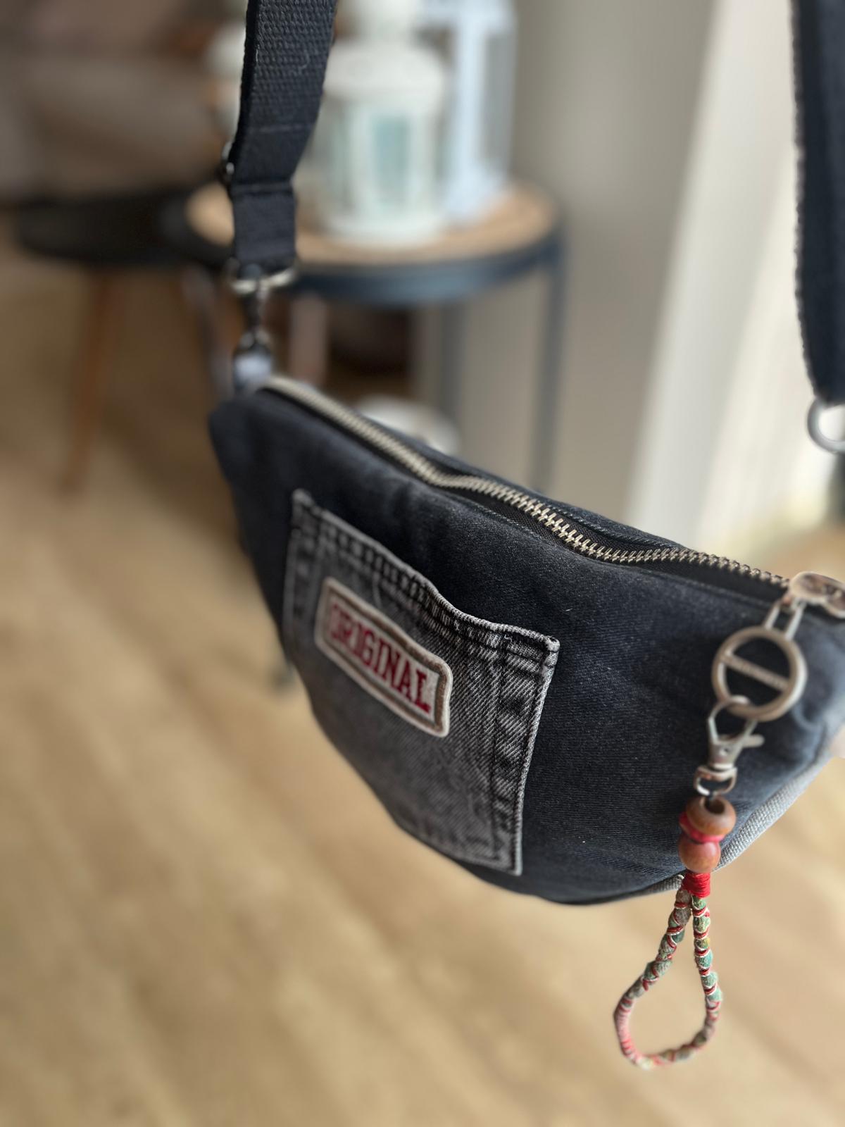 Elyaf Dolgulu Siyah Denim Çapraz Çanta Yan