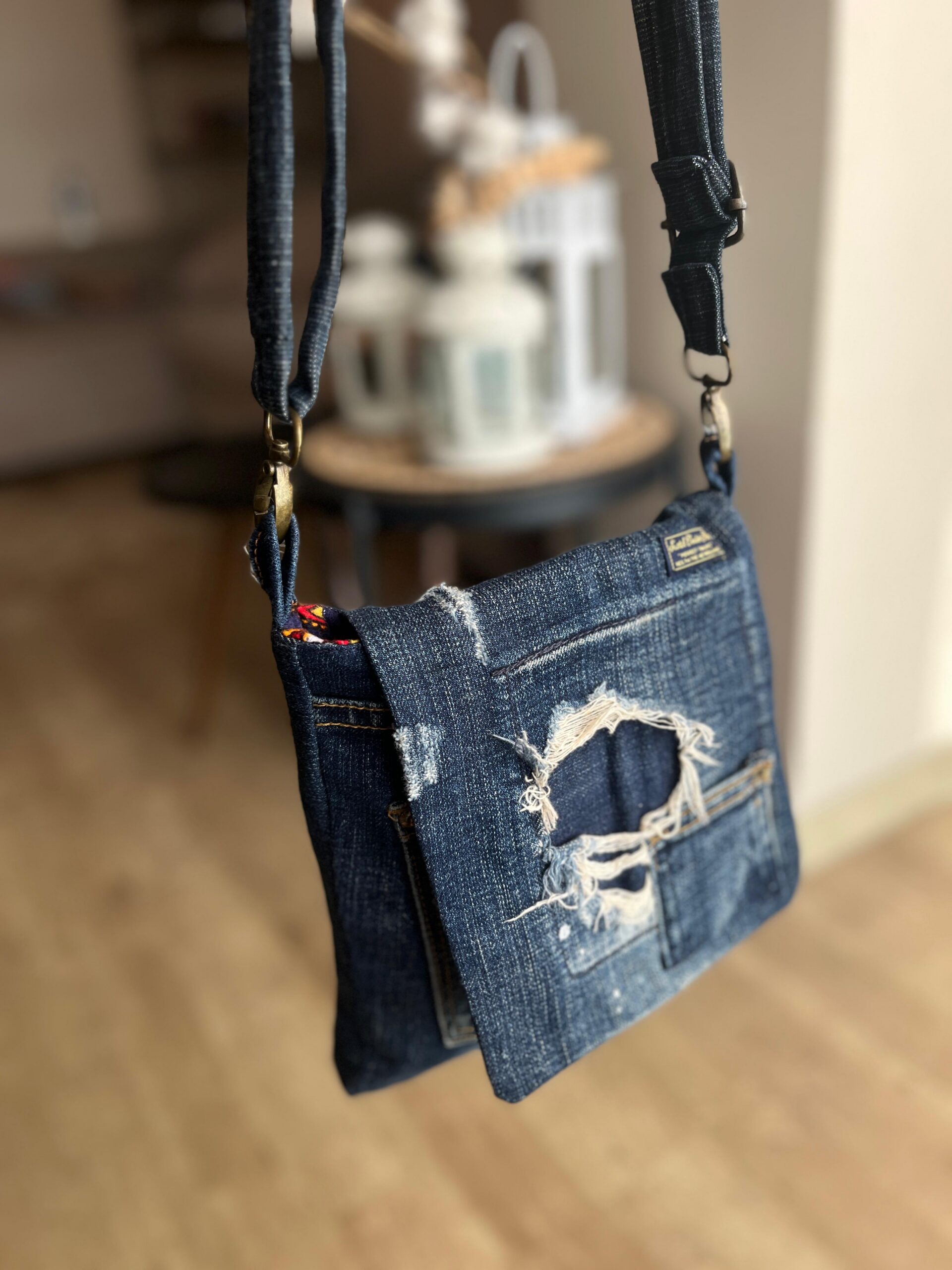 Yırtık Denim Patchwork Postacı Çanta Ön