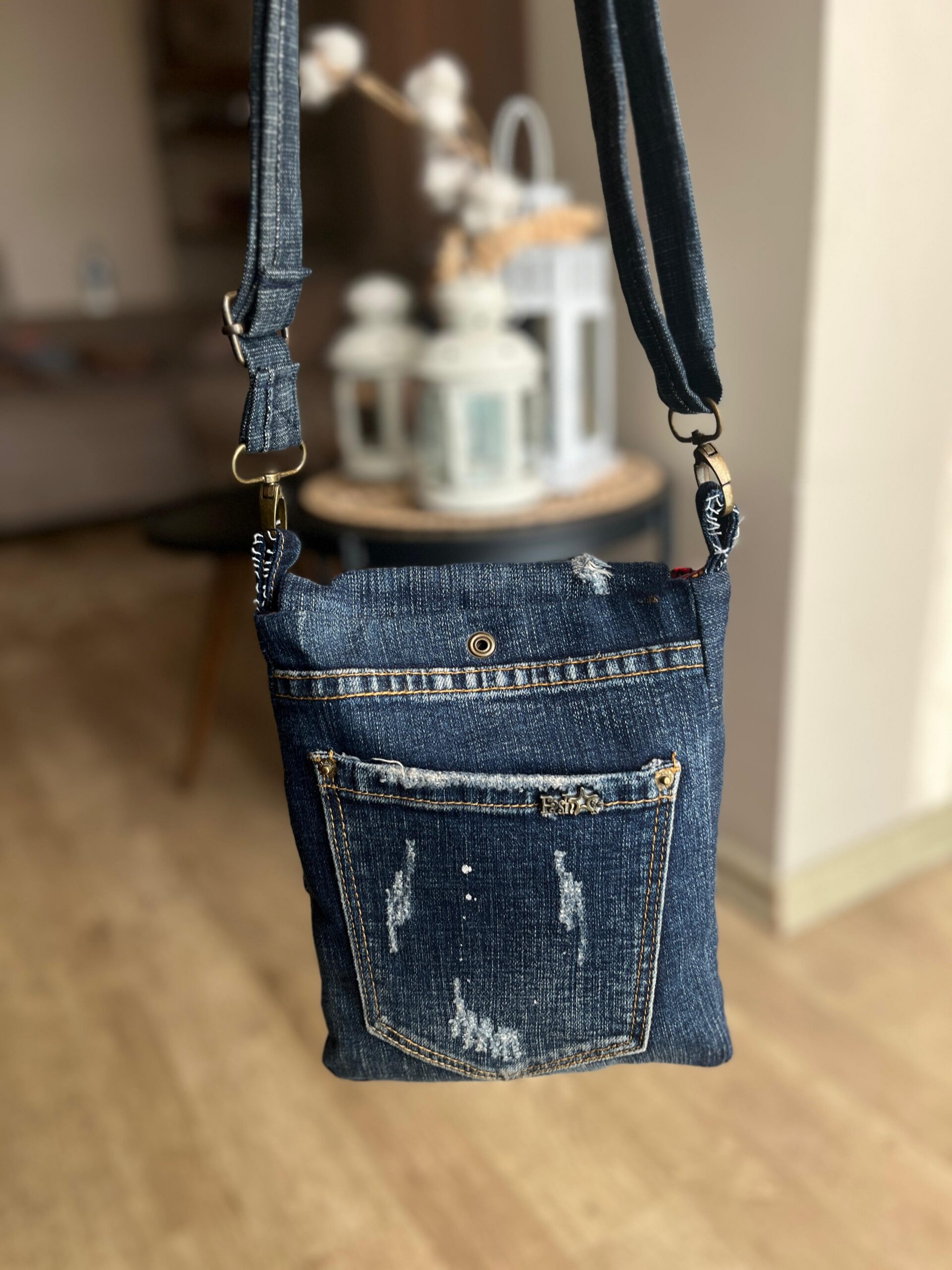 Yırtık Denim Patchwork Postacı Çanta Arka