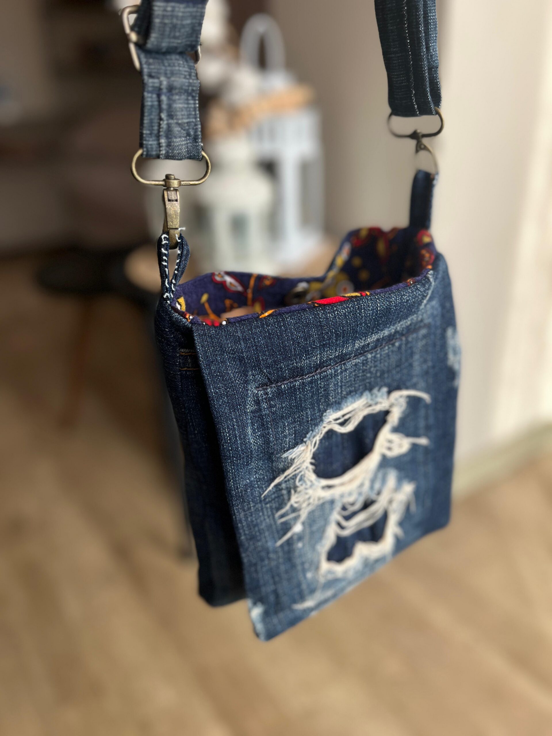 Yırtık Denim Patchwork Postacı Çanta İç2