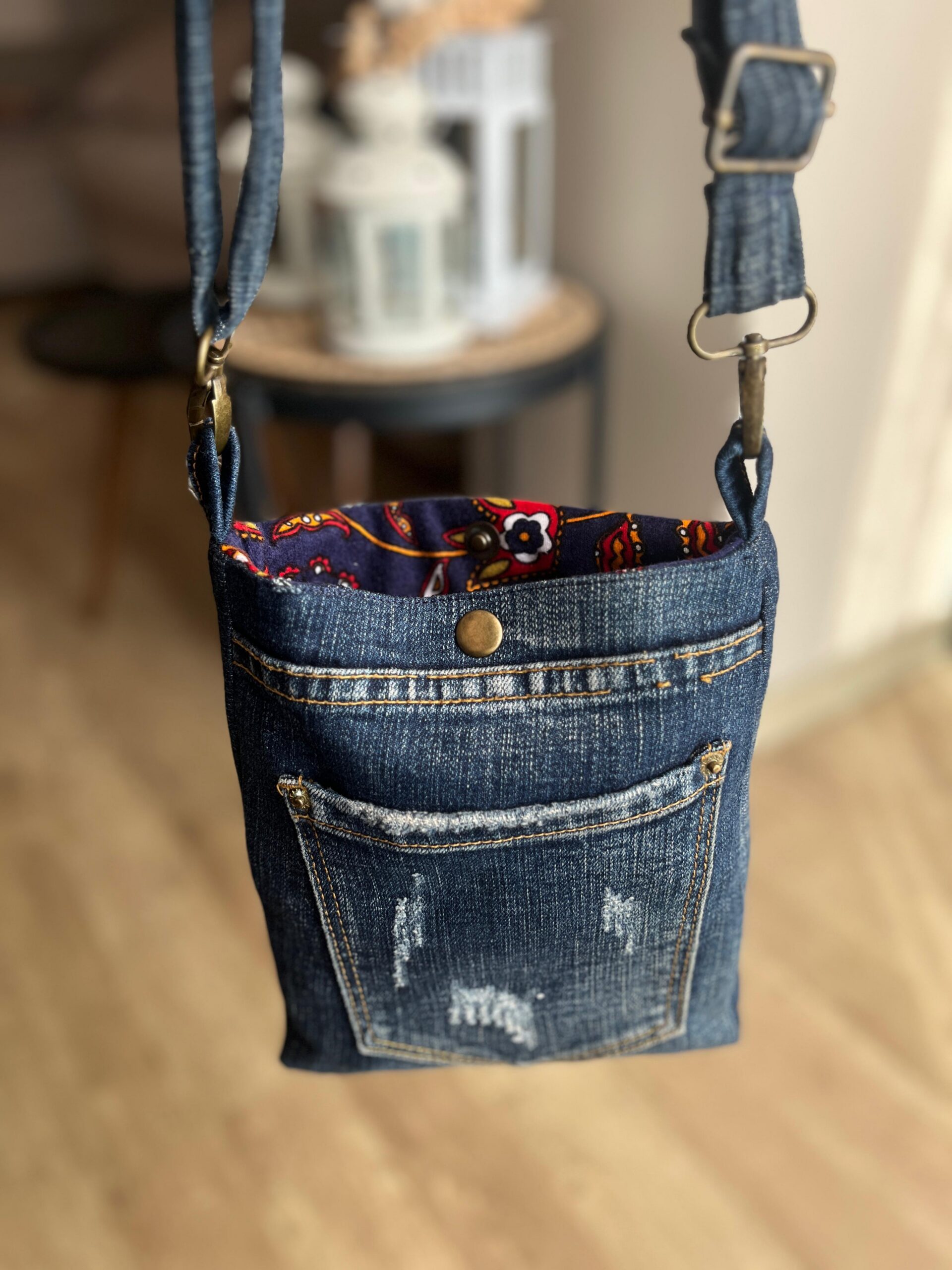 Yırtık Denim Patchwork Postacı Çanta İç1