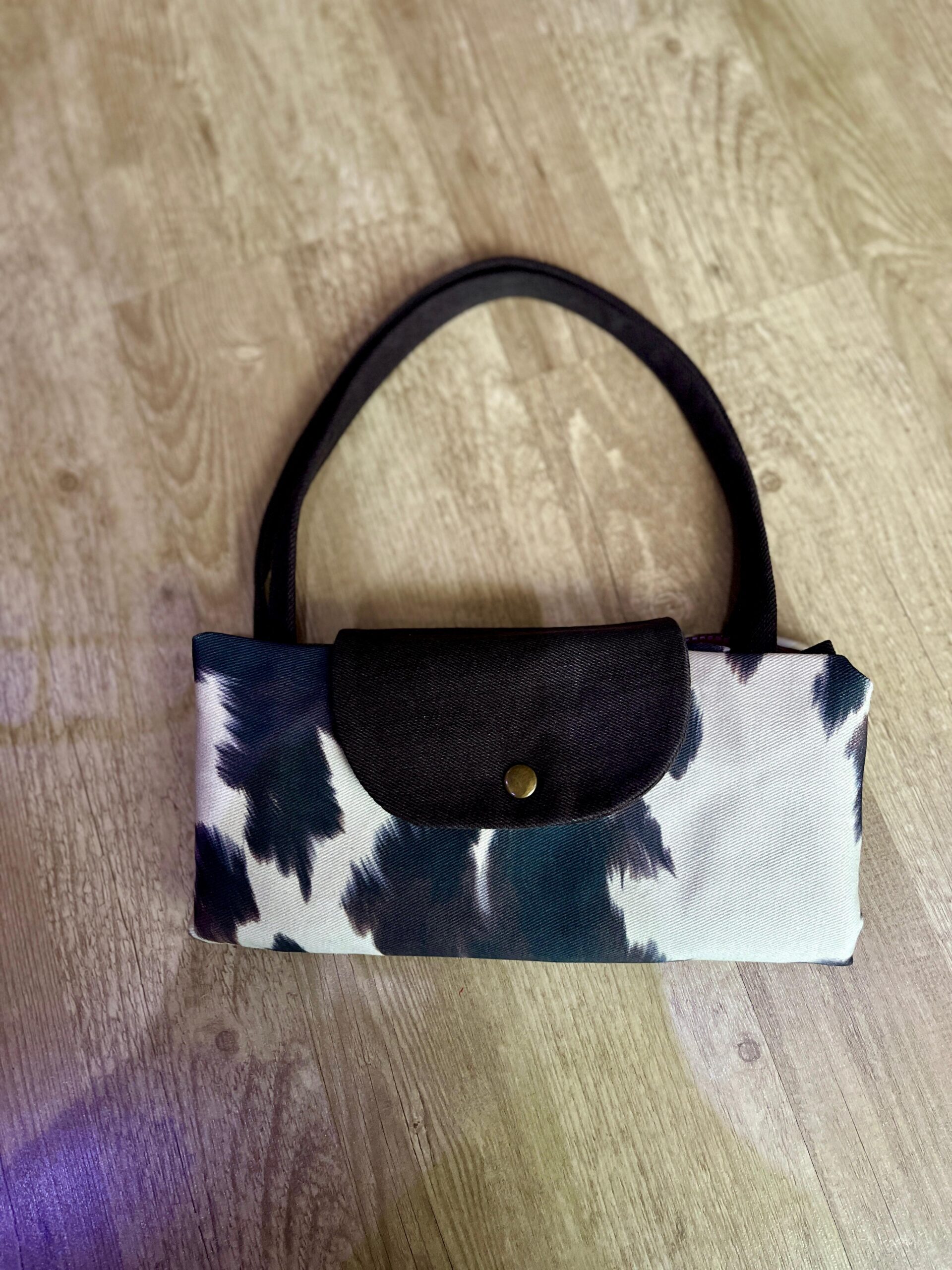 İnek Desenli Longchamp Stil Çanta – Taba Renk Astarlı kapalı ön